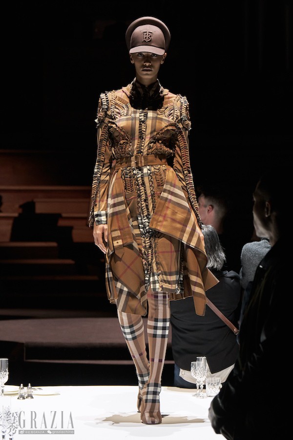 burberry autumn_winter 2022 womenswear collection - look 2_001.jpg