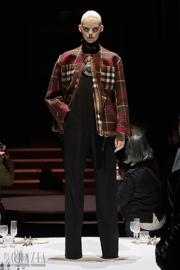 burberry autumn_winter 2022 womenswear collection - look 36_001.jpg