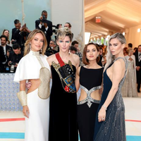 olivia wilde、vanessa kirby和maude apatow与chloé品牌创意总监gabriela hearst一起出席2023年met gala （纽约大都会博物馆艺术慈善舞会）