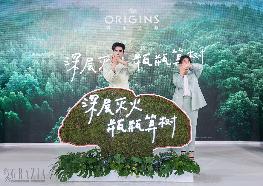 origins悦木之源总经理李威女士与origins悦木之源首席植御大使阿云嘎现场体验“灭火舞”.jpg