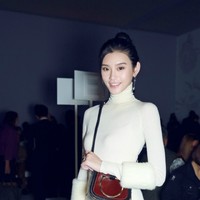 奚梦瑶现身salvatoreferragamo 2017春夏秀场