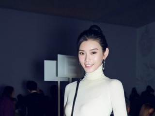 奚梦瑶现身salvatoreferragamo 2017春夏秀场